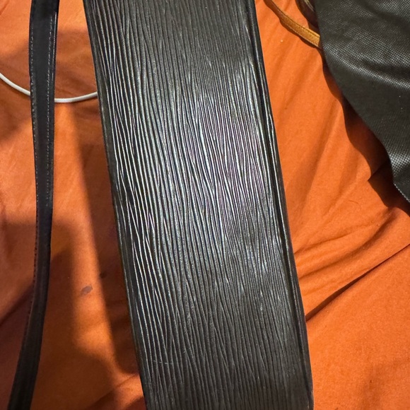 LV Epi black Shoulder Bag - Picture 6 of 16